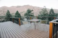 Fireplace, Large Deck with Panoramic Views, 3BR + 3BA, new carpet and blinds