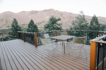 Fireplace, Large Deck with Panoramic Views, 3BR + 3BA, new carpet and blinds Отели рядом с достопримечательностью «Пайкс Пик - Америкас Маунтин»