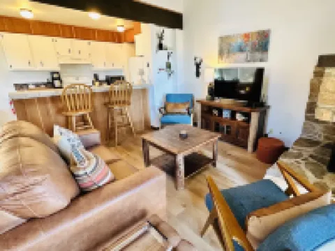 Attractive all-season townhome! Less than 10 min to Northstar, 3 min to beach! Hotels in Kings Beach