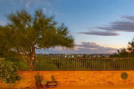 The Wyatt: Treat Yourself - You Deserve It! Отели рядом с достопримечательностью «Tucson Clay Co-Op»