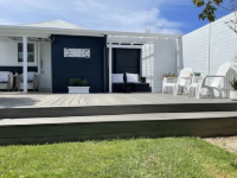Charming Pet friendly Beach Cottage - 100m to beach and lake