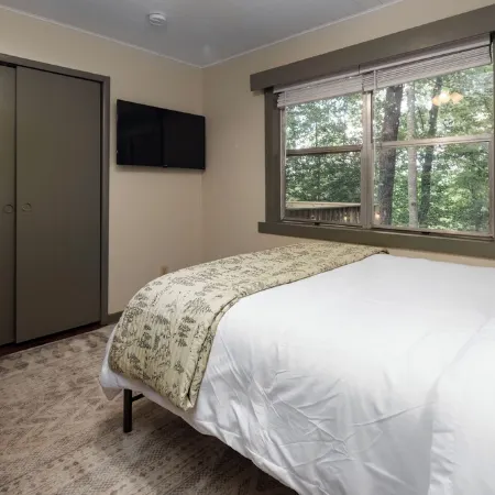 Tranquil & Stylish: Wineries, Hiking, 5min to Town, Hot Tub, Firepit, King bed