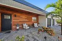 Renovated Modern Spacious Ranch with Pool near Siesta Key Beach and Downtown SRQ