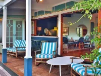 Designer Retro Beach Shack on the lakefront Hotels in Bawley Point