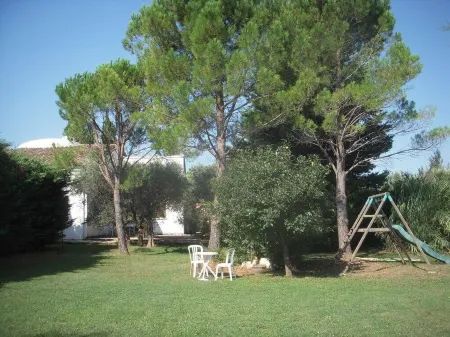 Holiday flat of the size of 45 m² on a large estate with pool close to Arles Отели в г. Арль