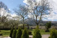 Studio apartment in a Basque country house with views of the garden.