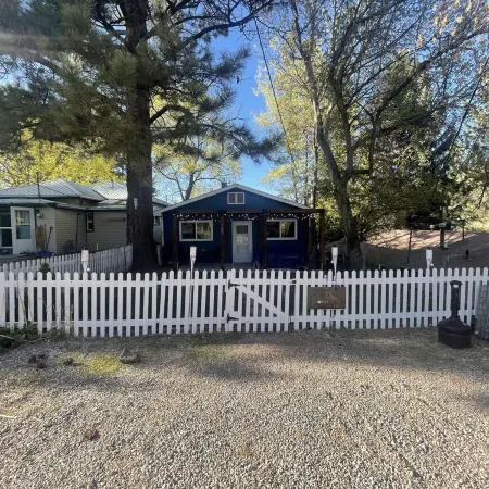 Moonlight Cottage is located on Main. Just a minutes walk to anywhere in Lava