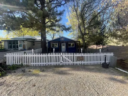 Moonlight Cottage is located on Main. Just a minutes walk to anywhere in Lava