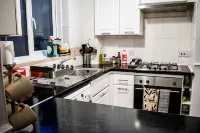 Cozy Watford Home W/ PARKING - Perfect for Harry Potter World + Warner Bros