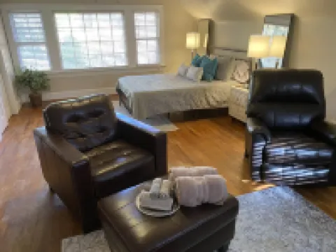 Greenville Classic House. 4 Bdrm, 3 Bath. Walk to Ecu Sporting Events. Dogs ok