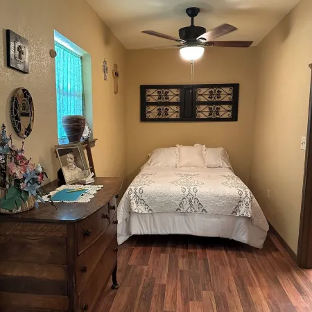 Cozy cabin in Glen Rose with AC, WiFi, Close to all major attractions!