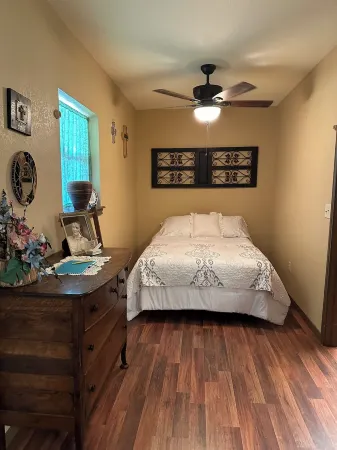 Cozy cabin in Glen Rose with AC, WiFi, Close to all major attractions!