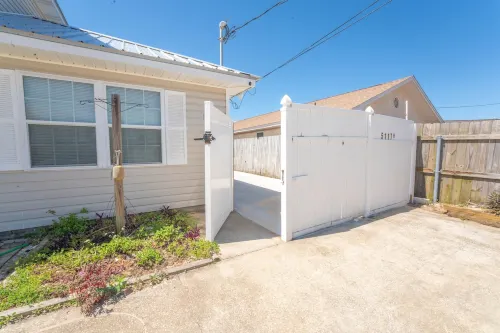 Cheerful 1 bedroom house, 1 block from the beach