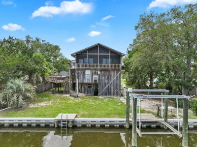 Pachs Crab Shack - Charming Waterfront 3 bed 1.5 bath House with a Dock