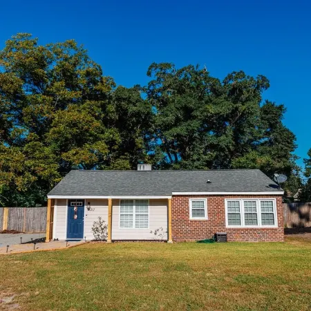 3 Queen Beds, 2 Min to Fairgrounds, Fenced Yard