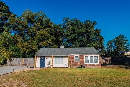 3 Queen Beds, 2 Min to Fairgrounds, Fenced Yard