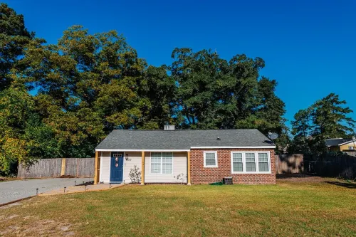 3 Queen Beds, 2 Min to Fairgrounds, Fenced Yard