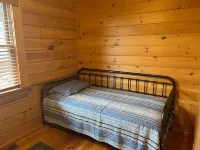Southern Comfort Cabin- 8 Guests, 3 BR, 2.5 BA, Hot Tub, WiFi- Hocking Hills