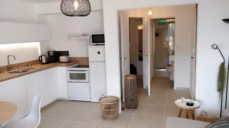 Cassis center apartment la rade, behind the harbor, nice view and parking Отели рядом с достопримечательностью «Route des Crêtes»