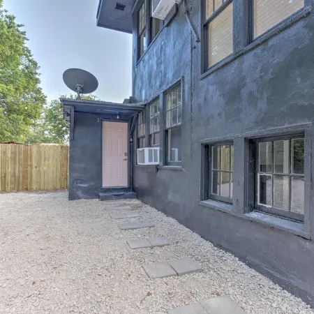 Tiny Trendy Traveler's Studio in Historic Midtown!