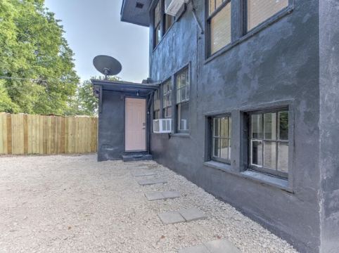 Tiny Trendy Traveler's Studio in Historic Midtown!