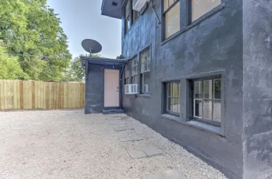 Tiny Trendy Traveler's Studio in Historic Midtown!