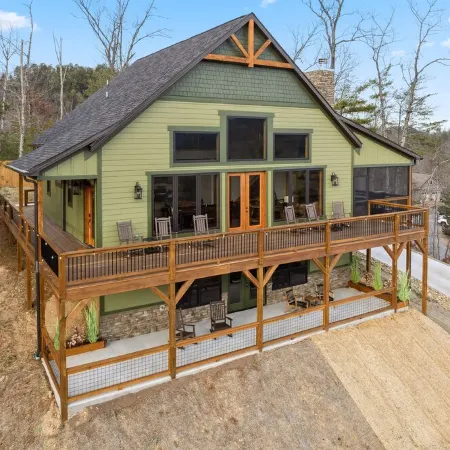 A Luxury Cabin with panoramic mountain views and 3 King Ensuites and Hot Tub!