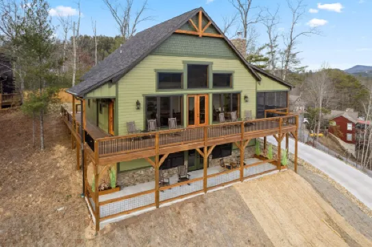 A Luxury Cabin with panoramic mountain views and 3 King Ensuites and Hot Tub!