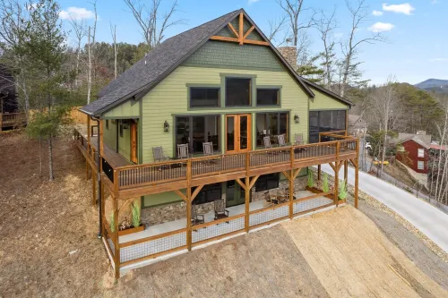 A Luxury Cabin with panoramic mountain views and 3 King Ensuites and Hot Tub!