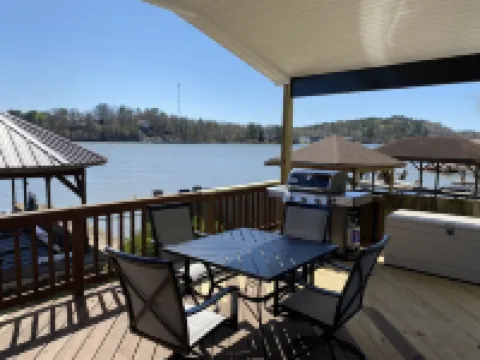 Lake Hamilton Lakefront! Main Channel Large Decks & Boat Dock! Spectacular View! Hotels in Piney