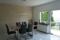Ferienhaus mit Wunderschöner Aussicht in Zentraler Lage