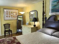 Contemporary Flat on a Christmas tree farm 5 Minutes to Oregon State University