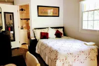 Private, Sanitized Loft, with Discounts Sleeps 2 Lynchburg Pawn Shop Inc.附近的飯店