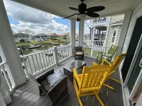 On canal. 3 minute walk from beach! 5 minutes from everything!!