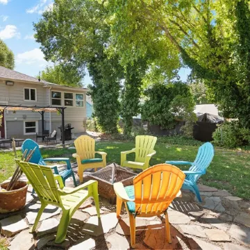 Peaceful Neighborhood Near Sightseeing, Mountains, & Fun!  Spacious Family Fave!