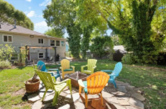 Charming Hideaway! Spacious Yard, BBQ, Games & Bright, Cheerful Vibes