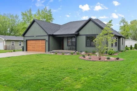 4Bed 3.5Ba Cozy New Construction! Close to Lake Geneva!