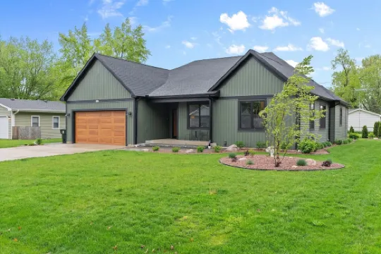 4Bed 3.5Ba Cozy New Construction! Close to Lake Geneva! Hotels in Twin Lakes
