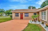 Colorful & Comfy Retreat: Close to Tampa ~ Parking Read More Comics附近的飯店