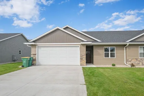 Home away from Home, upscale townhome Hotels in Plover