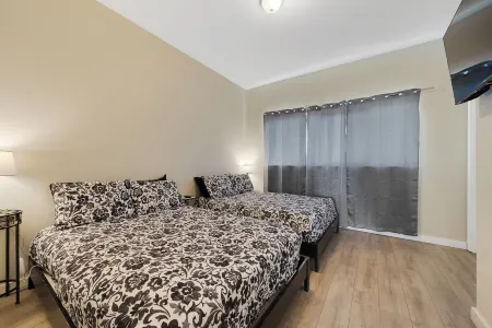 Prime Beach Front Ocean Views - 30 Second Walk to Beach! Отели рядом с достопримечательностью «Jetty Marina»