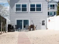 PRIVATE BEACH: ROYAL OCEANVIEW CASTLE @ CLINTON W/ 4 QUEENS 2 FULL Hotels in Clinton