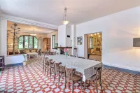 Superb Maison de Maître in Provence with infinity poolXXL and bicycles
