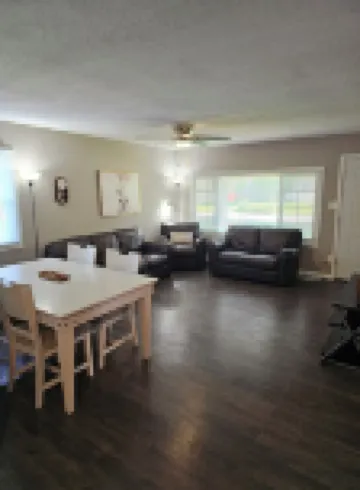 Modern 3BD/2BA near U of I with a large master suite!