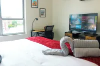 Lavish Apartment in the Heart of Downtown! Pool, Gym, King Bed, Coffee Bar!