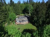 Modern studio with hot tub and patio access