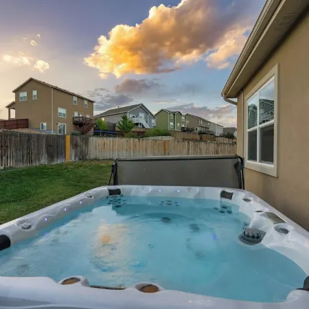 Spacious Airport Heaven - 5 Bedrooms & Hot Tub