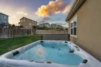 Modern 5BR Home Near Airport - Central Location & Hot Tub