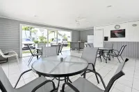 Spacious+cozy house, near the beach, heated pool.