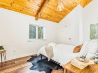 The Quechee Haus: VT Retreat with Outdoor Hot Tub Hotels in Quechee